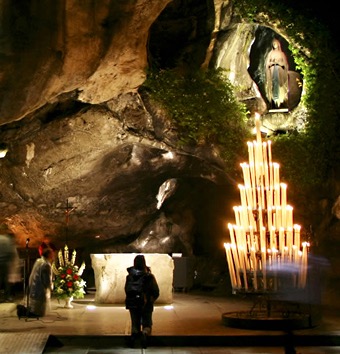 praying-the-gratto-lourdes-france1a