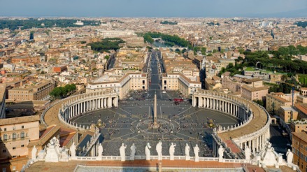 St_Peter&#39;s_Square,_Vatican_City_-_April_2007